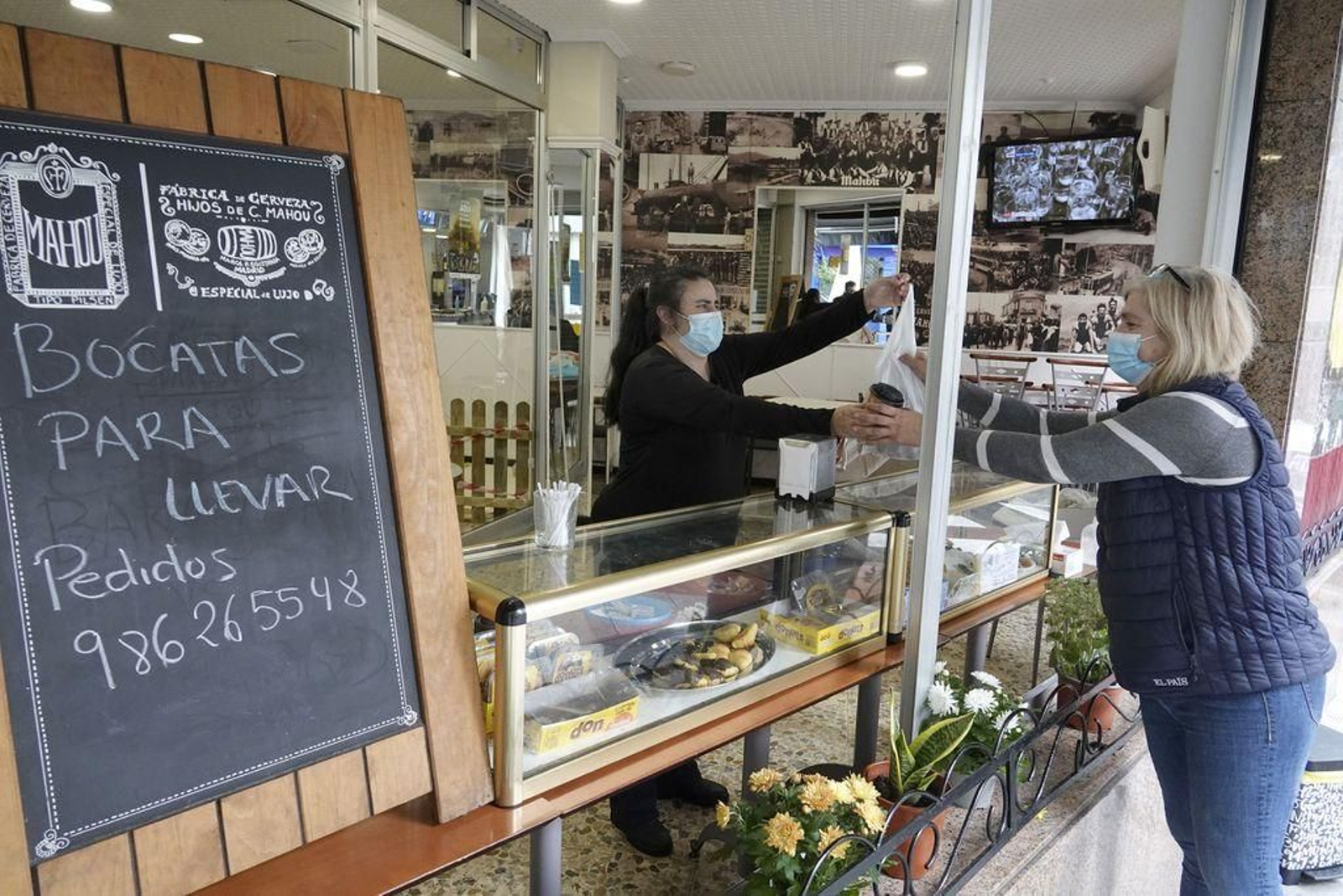 Ante las nuevas restricciones, muchos locales de la ciudad continuaron ayer su actividad aunque esta vez sólo atendiendo pedidos para llevar. El ‘take away’ se vislumbra como única opción para continuar el trabajo en estas cuatro semanas.