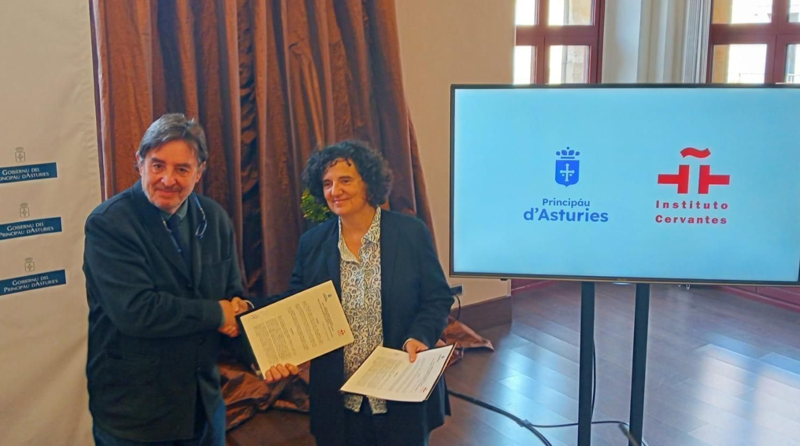 El director del Instituto Cervantes, Luis García Montero, y la consejera de Cultura, Política Llingüística y Turismo, Berta Piñán