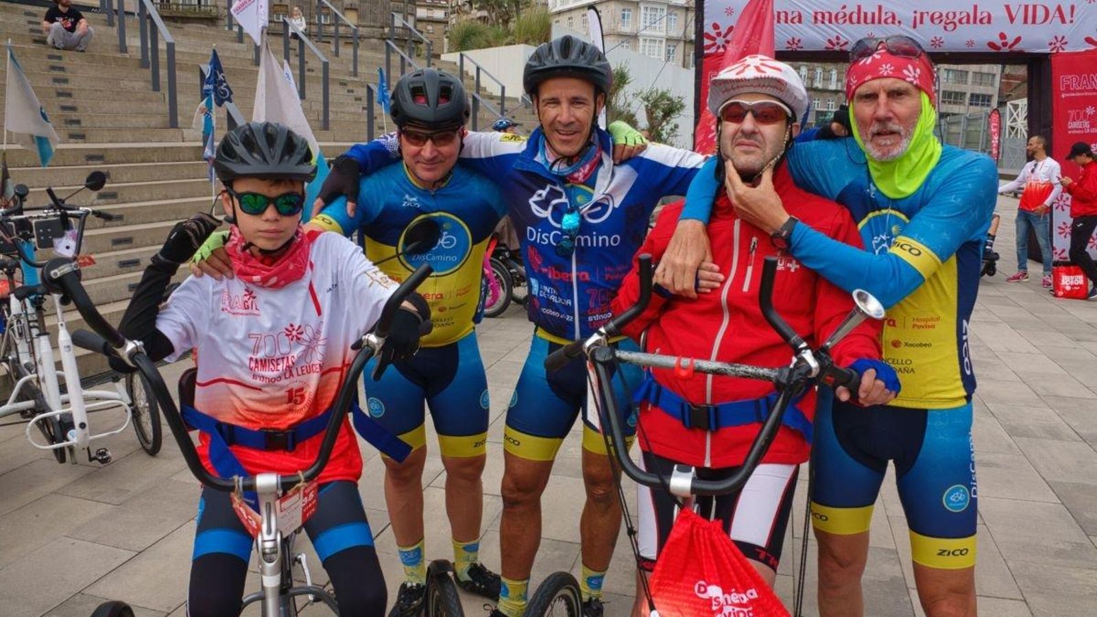 A la izquierda, Antonio y su hijo Adrián. A la derecha, Gerardo con Pitillas.