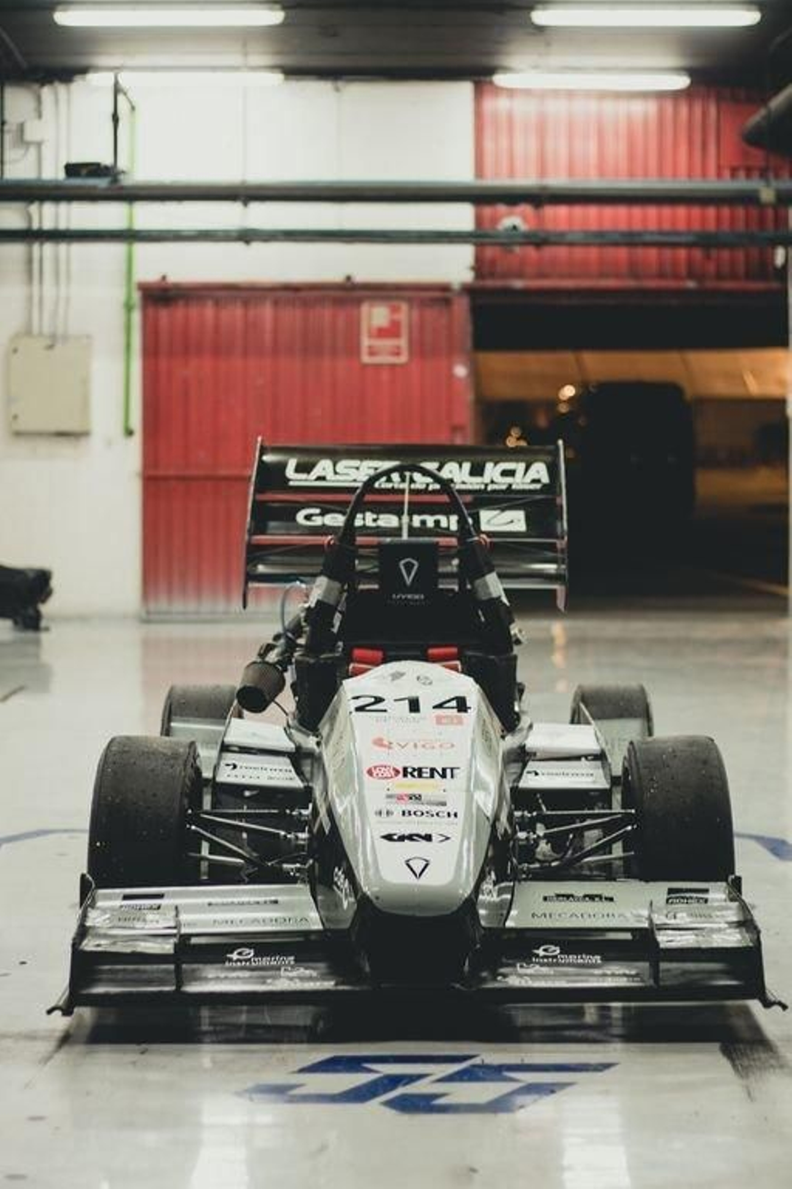 El monoplaza vigués en el box de Carlos Sainz.