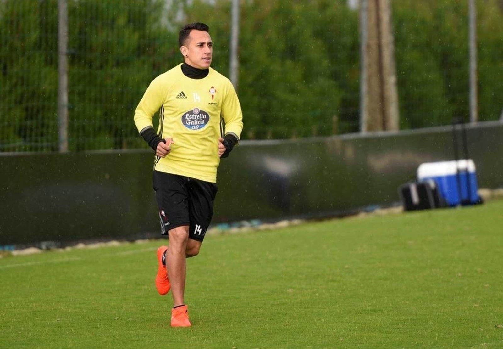 Fabián Orellana corre aparte ayer; hoy trabajará con el grupo.