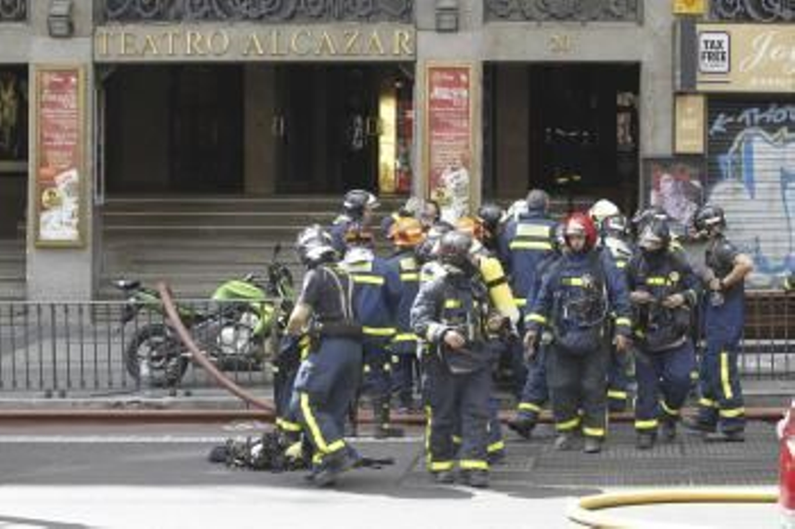 Bomberos que participaron en las tareas de extinción. (Foto: Chema Moya)
