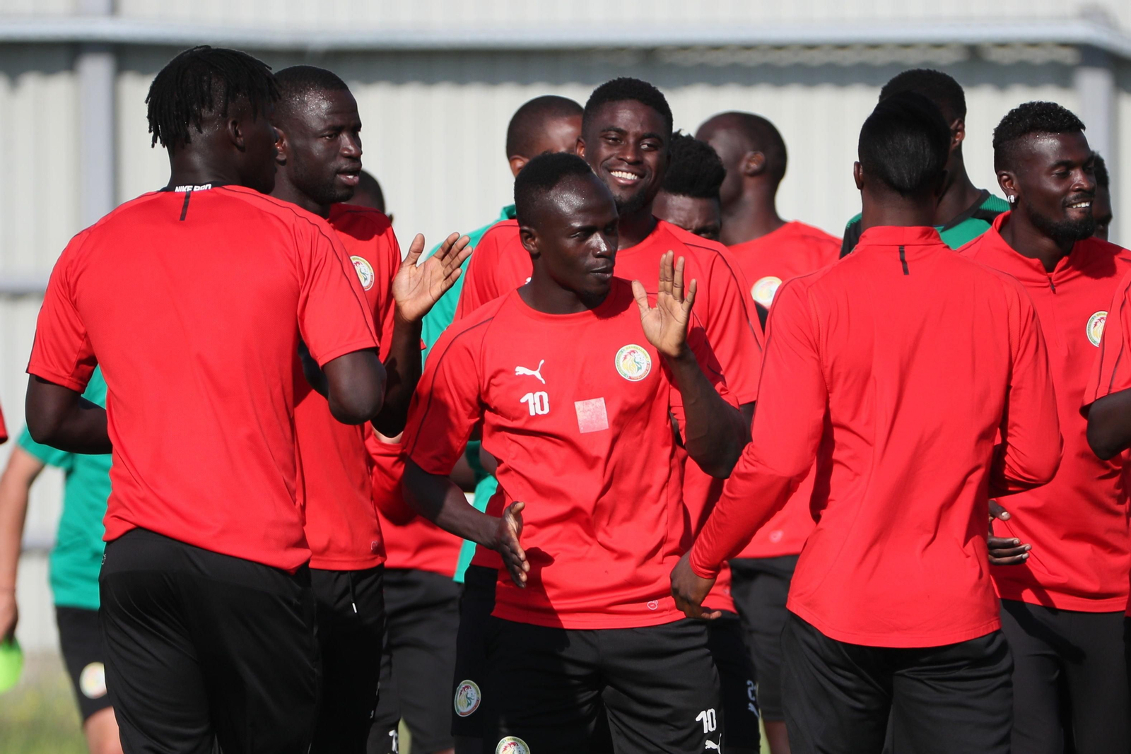 Sadio Mané, en el centro, bromeando en el entrenamiento de ayer.