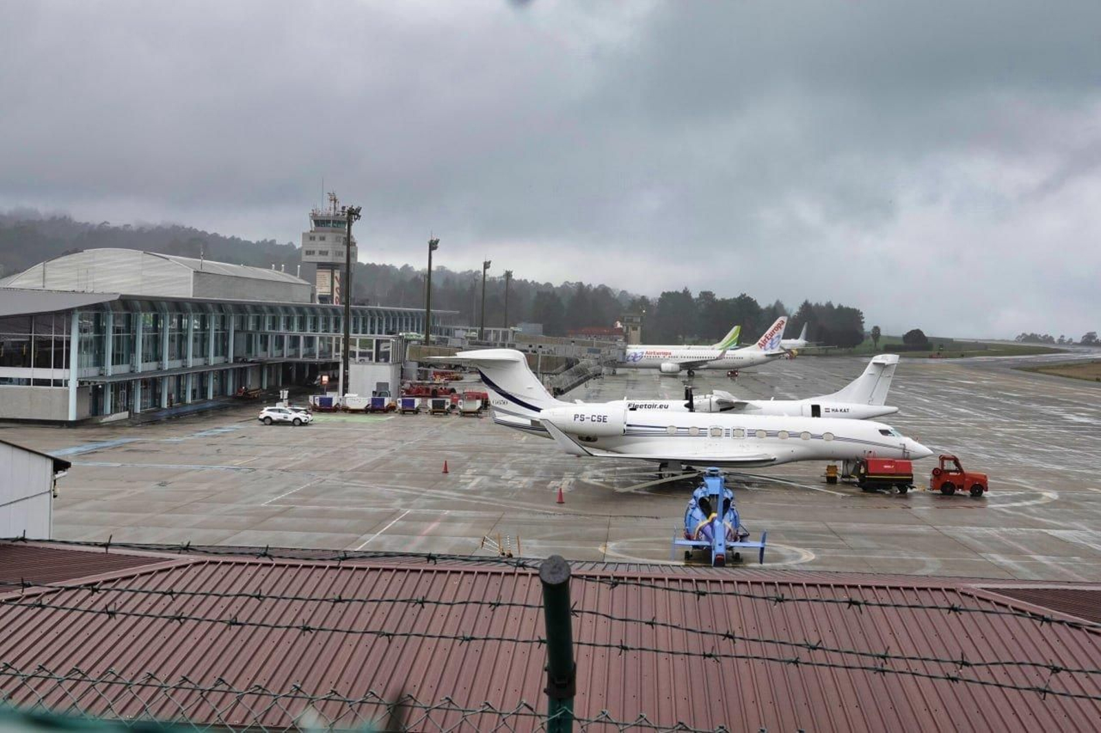 Imagen de la pista de Peinador, con aviones, antes de las obras. // Vicente Alonso