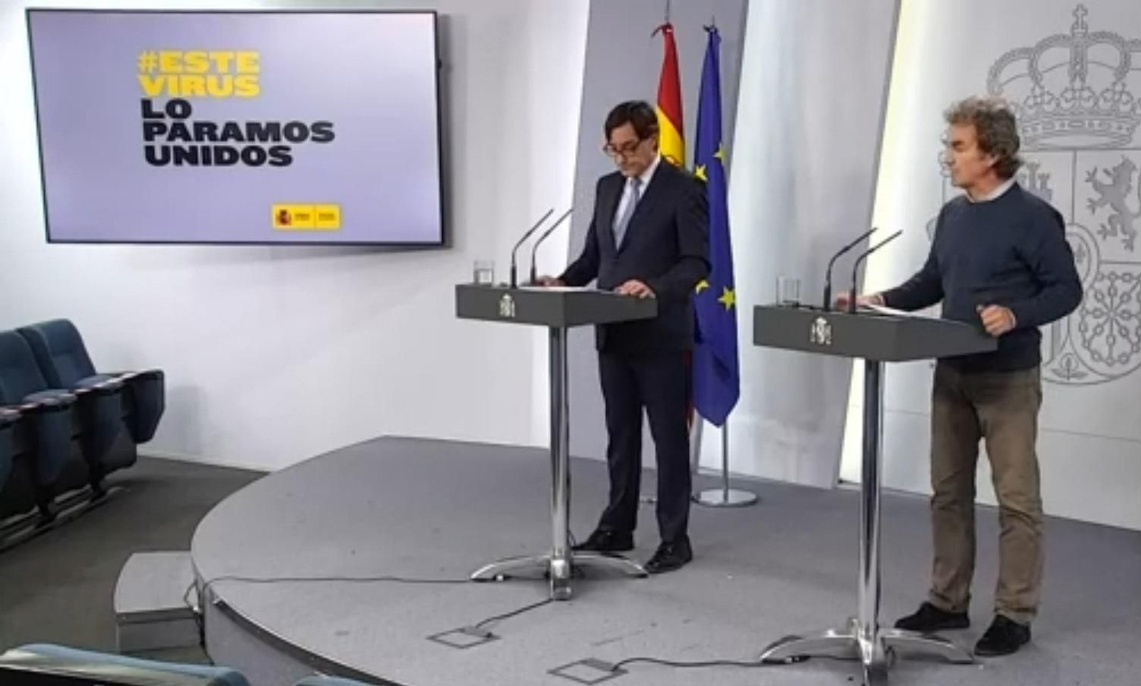 El ministro de Sanidad, Salvador Illa (i), y el director del Centro de Coordinación de Alertas y Emergencias Sanitarias, Fernando Simón (d), durante la rueda de prensa