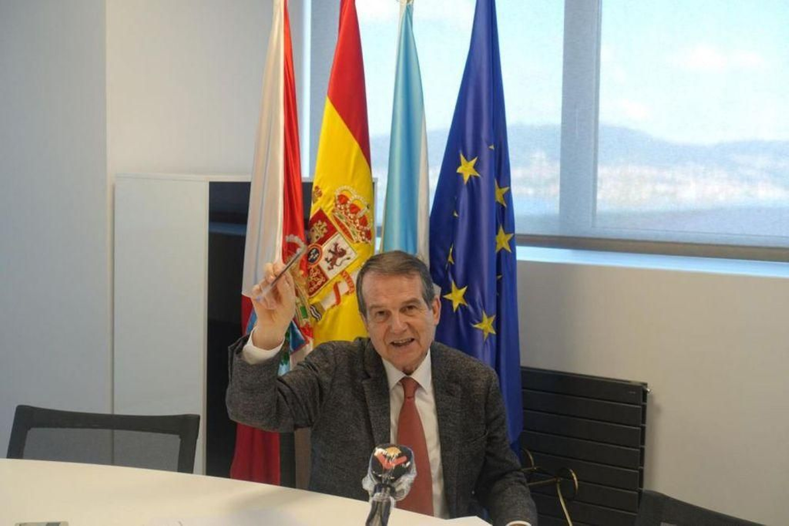 Caballero sosteniendo un bolígrafo, gesto de apoyo a las personas autistas.