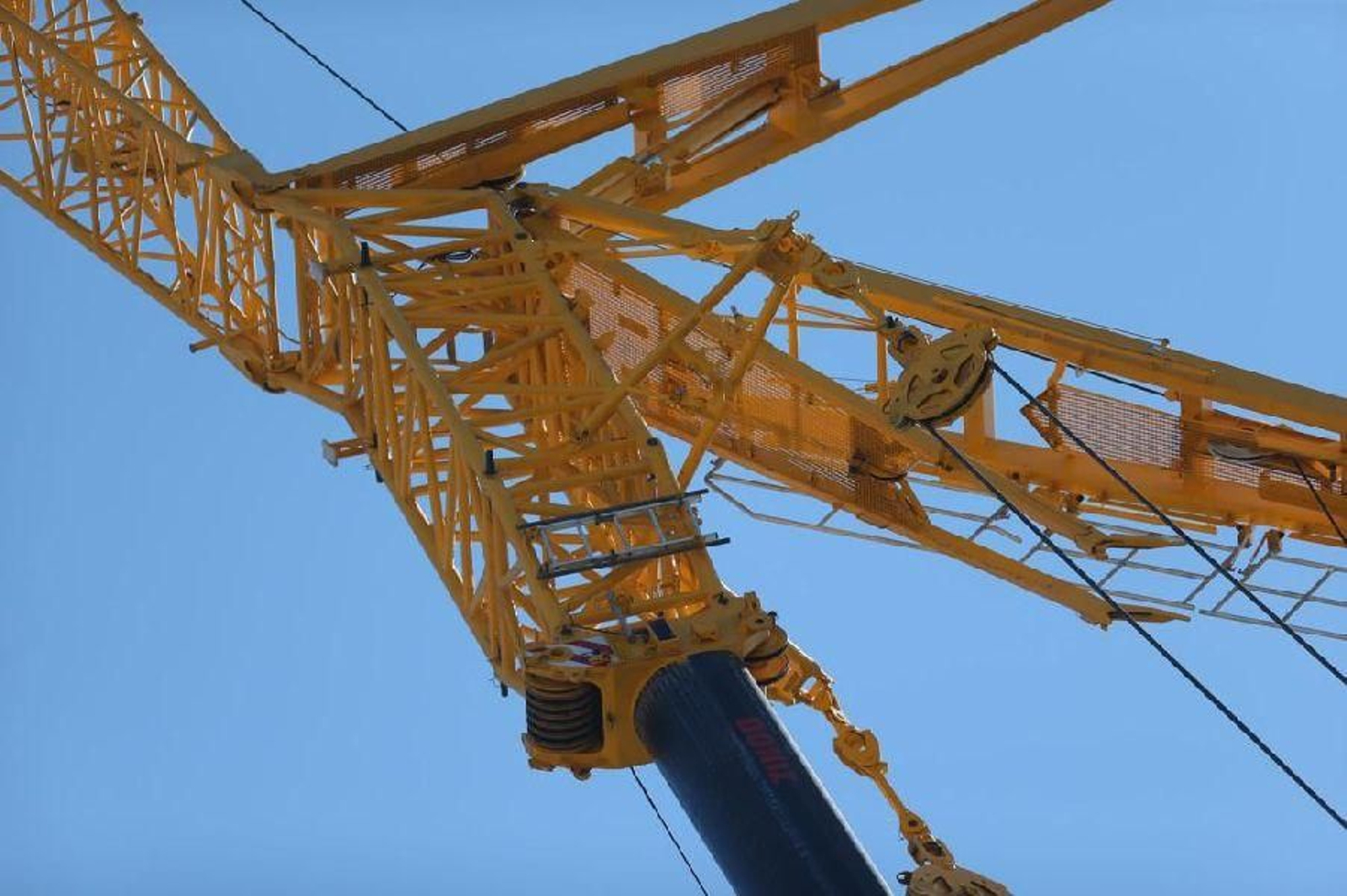 Desmontan la grúa de la Ciudad de la Justicia de Vigo _ Alberte 17