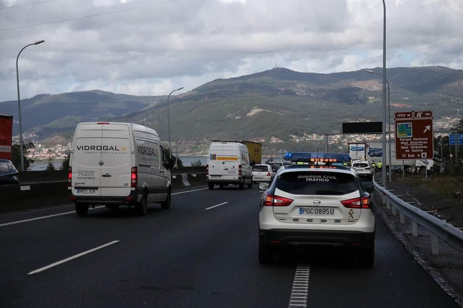 Un camión provoca retenciones en A Madroa _ Alberte 4