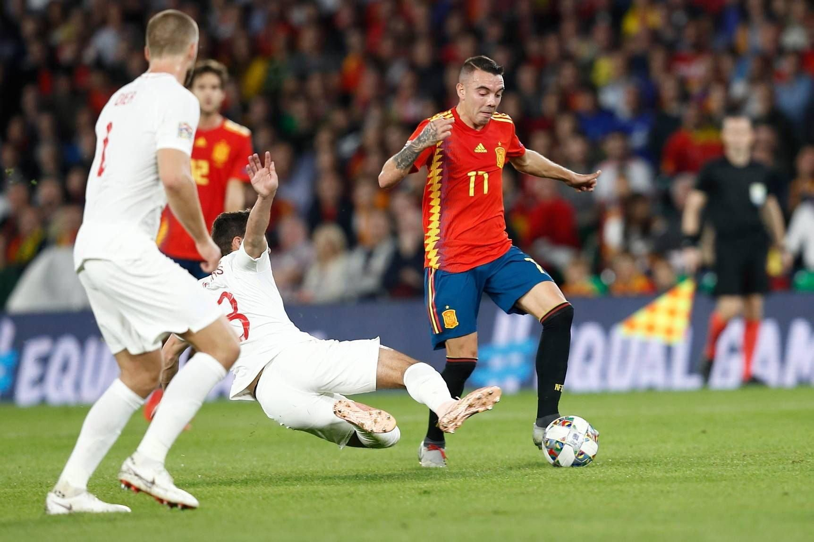 Iago Aspas trata de superar a Chilwell en el partido disputado ayer en el Benito Villamarín.