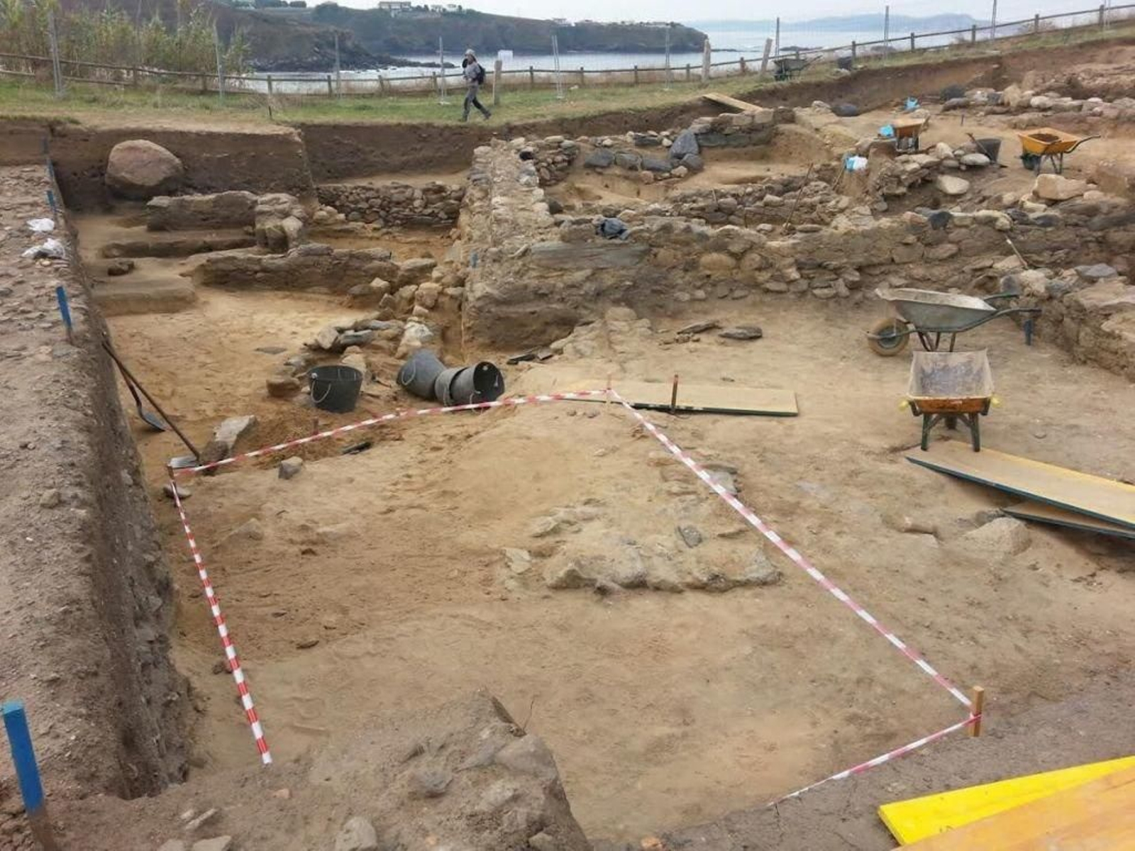 Excavación en el campo de A Lanzada en el que han encontrado los restos del neonato.