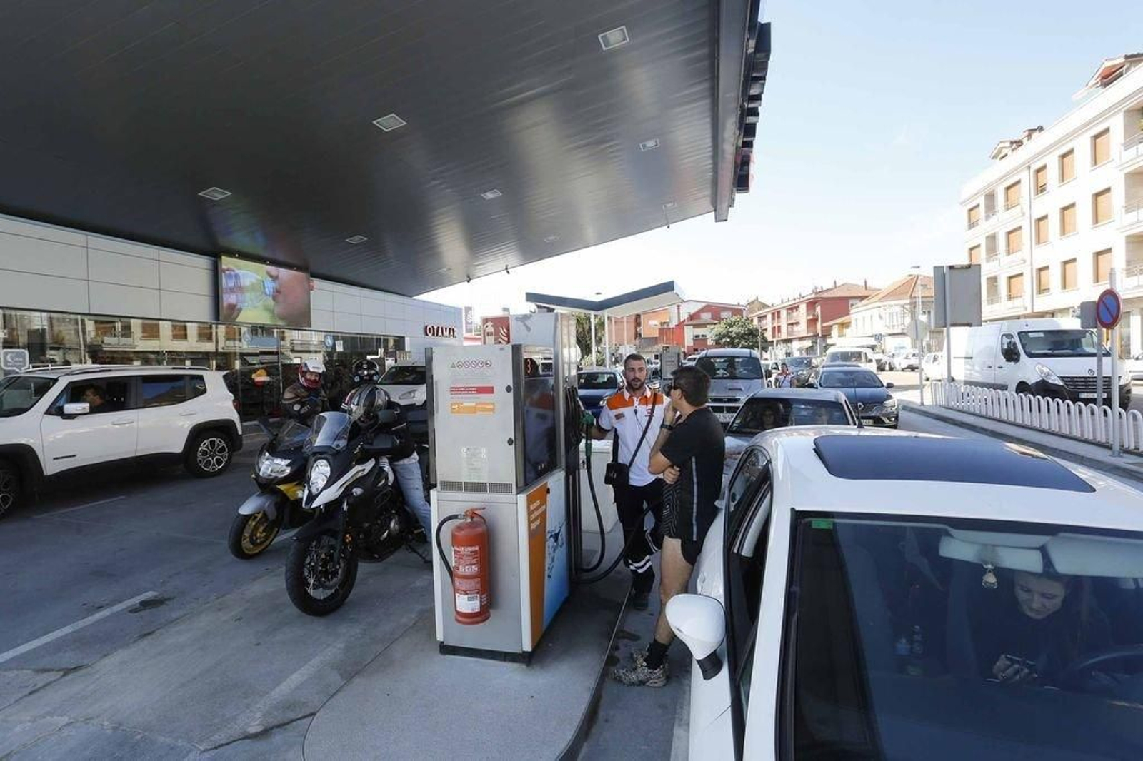 Las largas colas formadas el lunes en Tui para repostar.