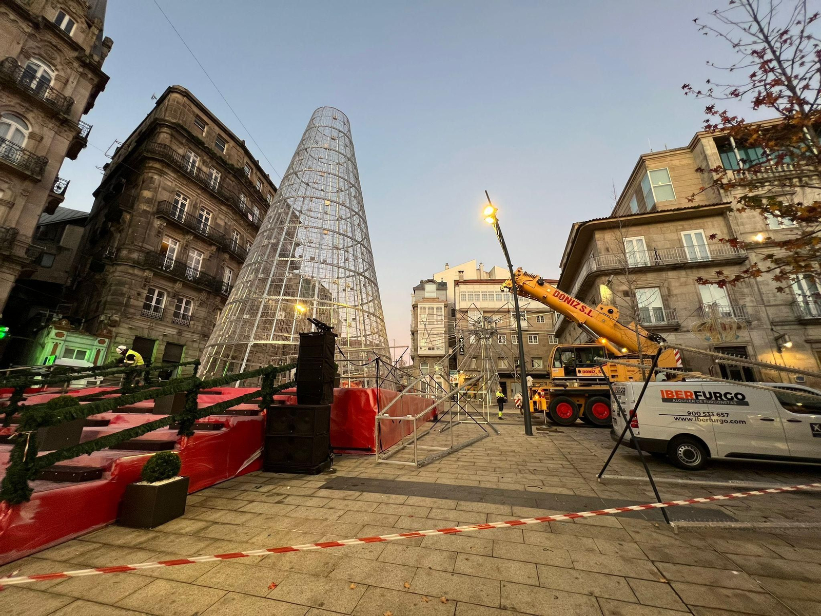 El árbol y la estrella al fondo, antes de ser colocada.