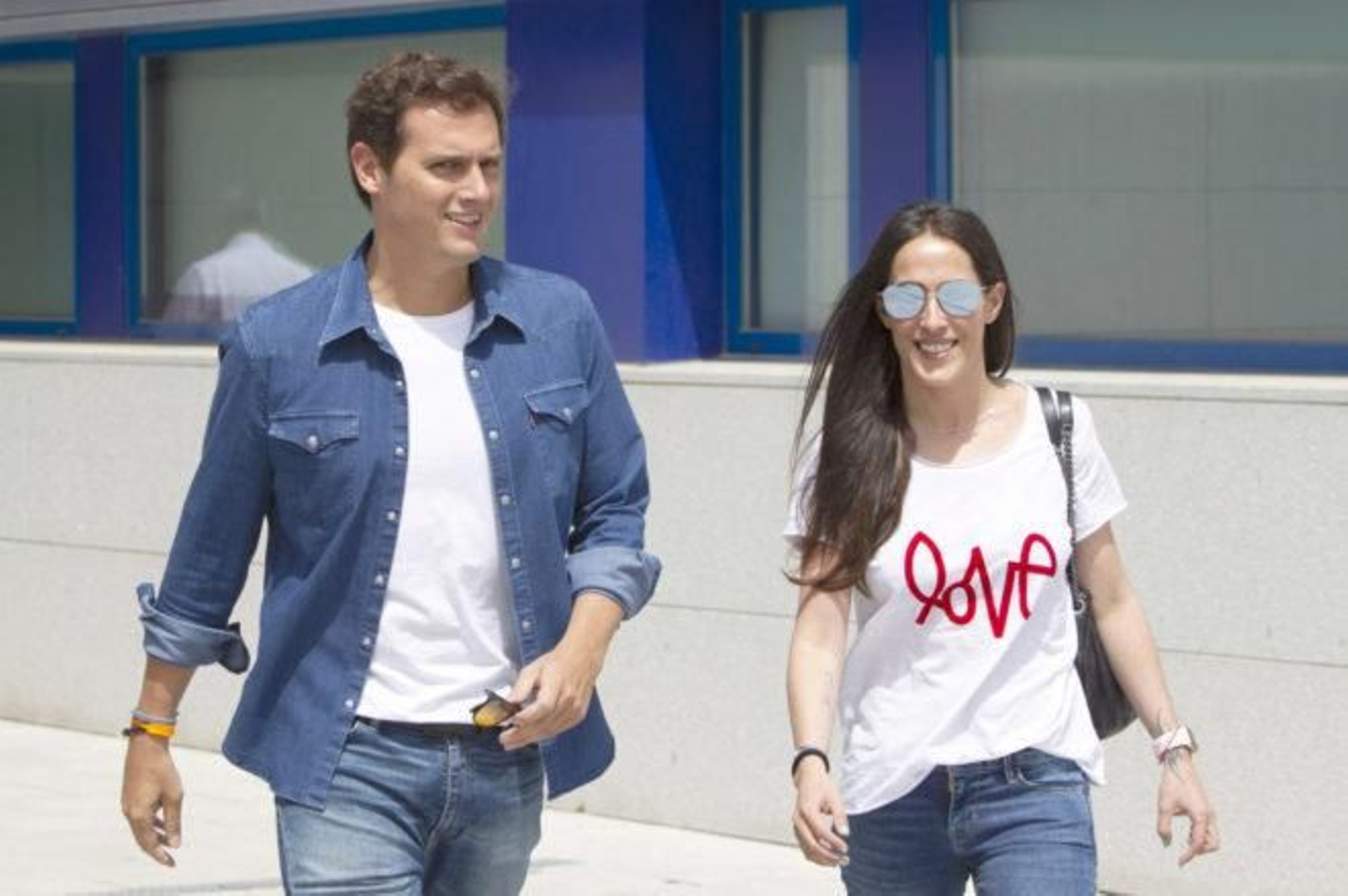 Rivera abandona el hospital acompañado de su novia, la cantante Malú