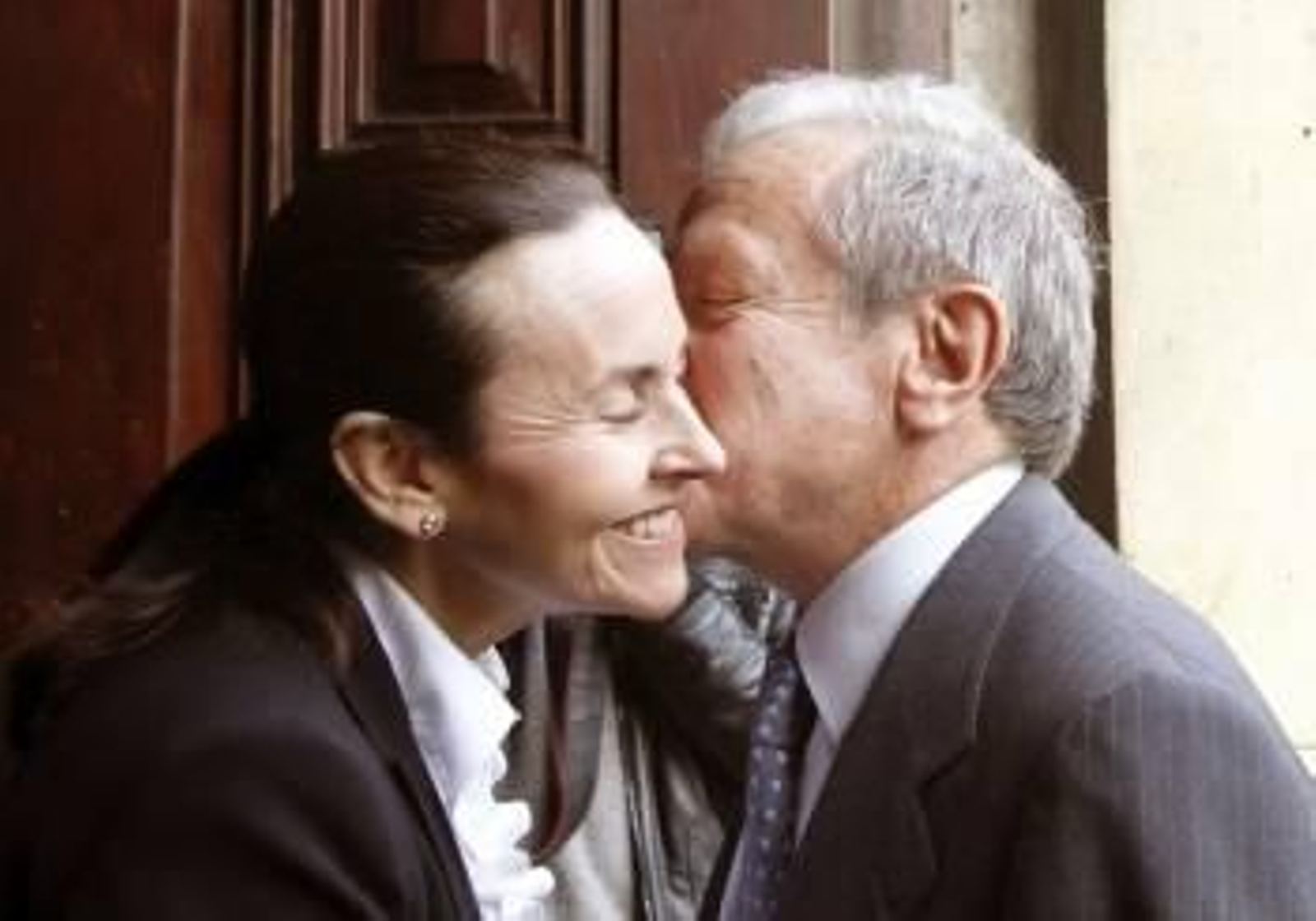 La presidenta del TSJCV, Pilar de la Oliva, saluda al presidente del Tribunal Constitucional, Pascual Sala, antes de la reunión del pleno de este tribunal en Valencia (Foto: EFE)