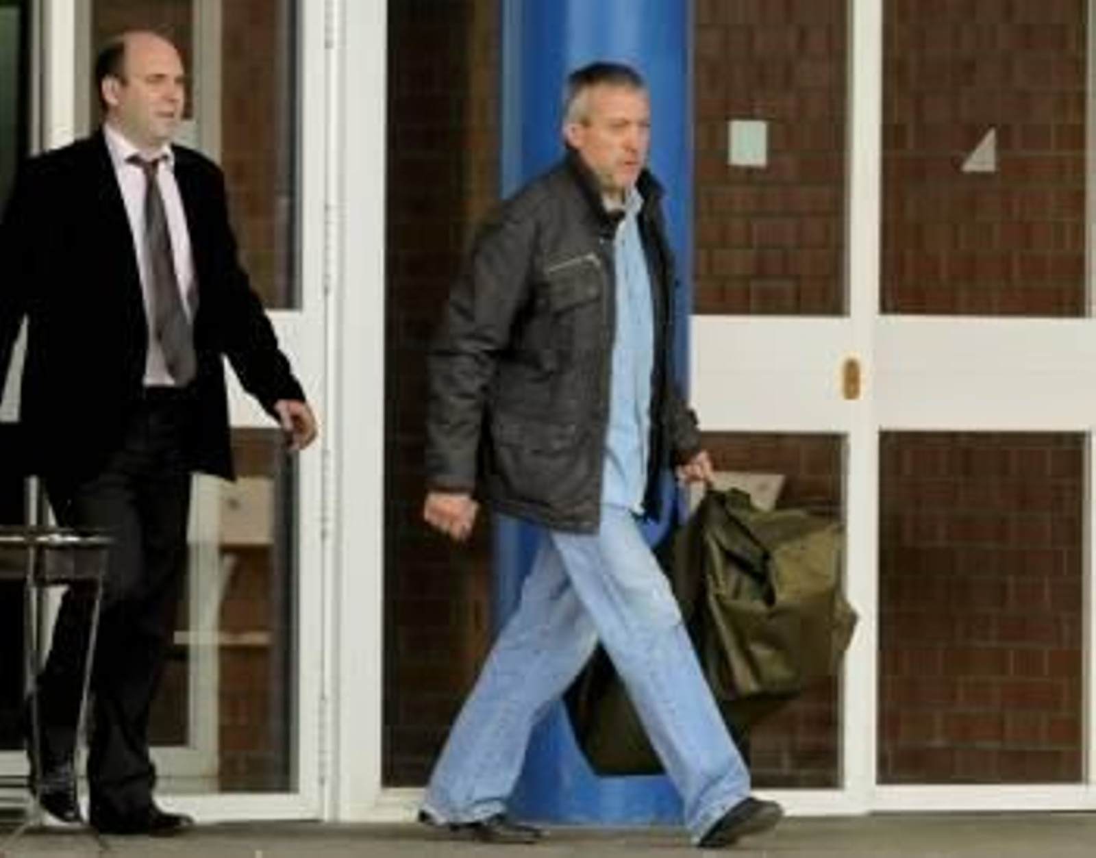 Ramiro Villaverde (a la derecha), saliendo ayer del recinto penitenciario coruñés de Teixeiro. (Foto: LAVANDEIRA JR)