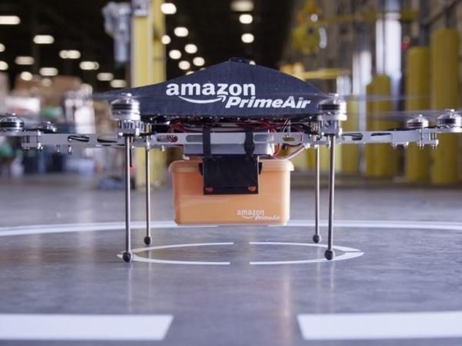 Amazon realiza sus primeras entregas de paquetes mediante drones