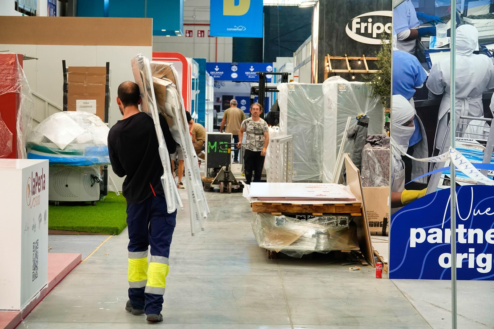 Montaje de la feria de Conxemar en el Ifevi.