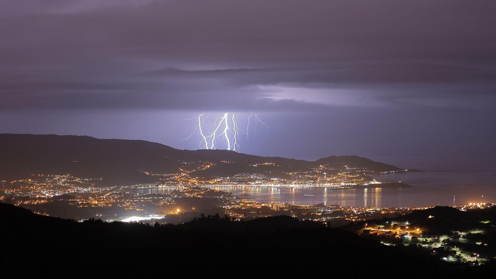 Rayos sobre la Ría de Vigo. // Alberte