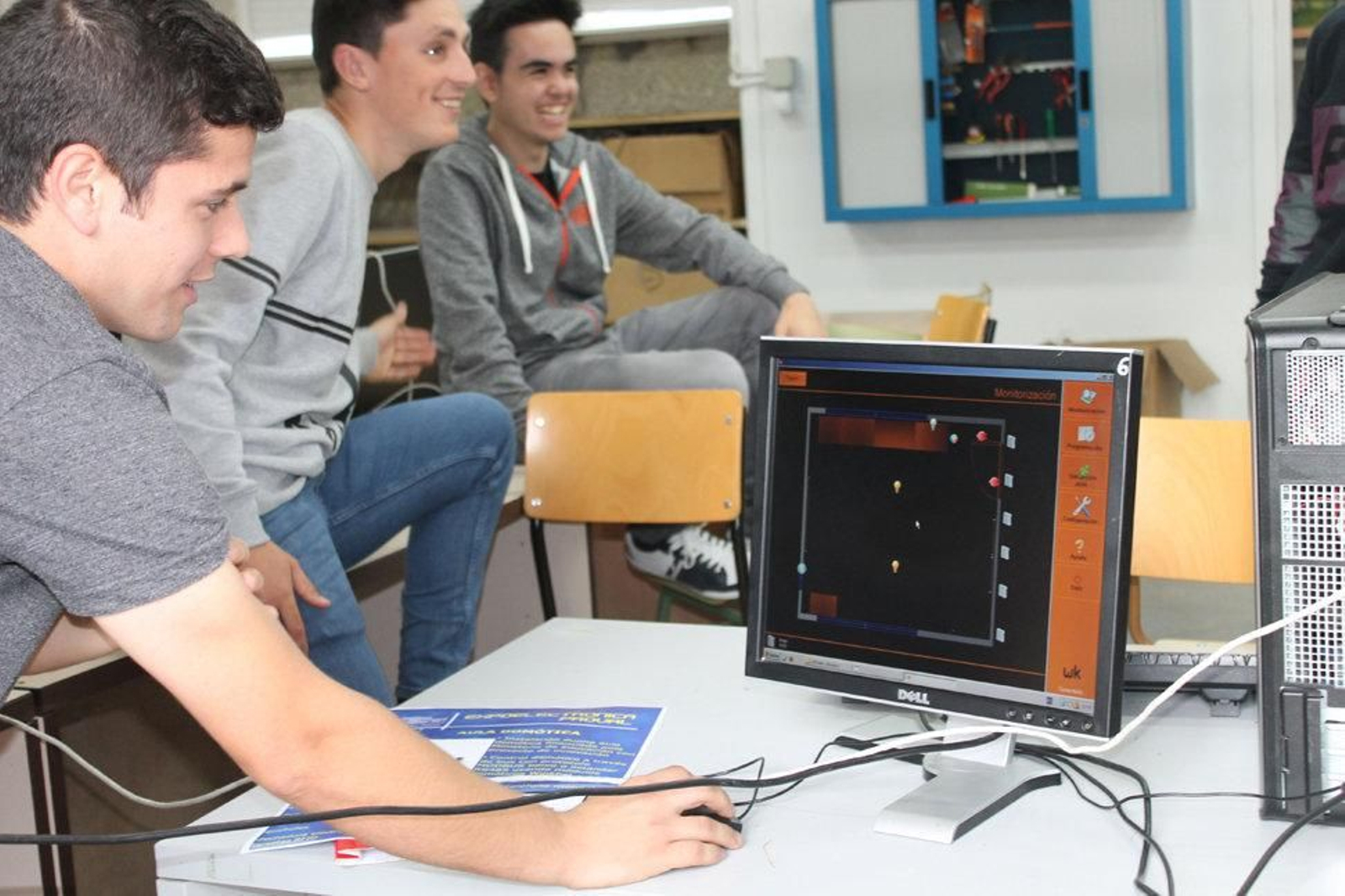 Un alumno a punto de encender la luz desde el ordenador del aula equipada con domótica, ayer.