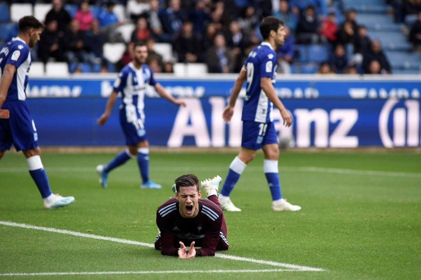 El delantero céltico Santi Mina muestra su desesperación ayer en Vitoria tras una ocasión fallida.