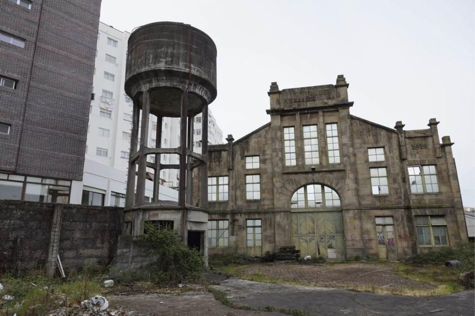 La nave de La Artística, donde solo queda fachada y muros.