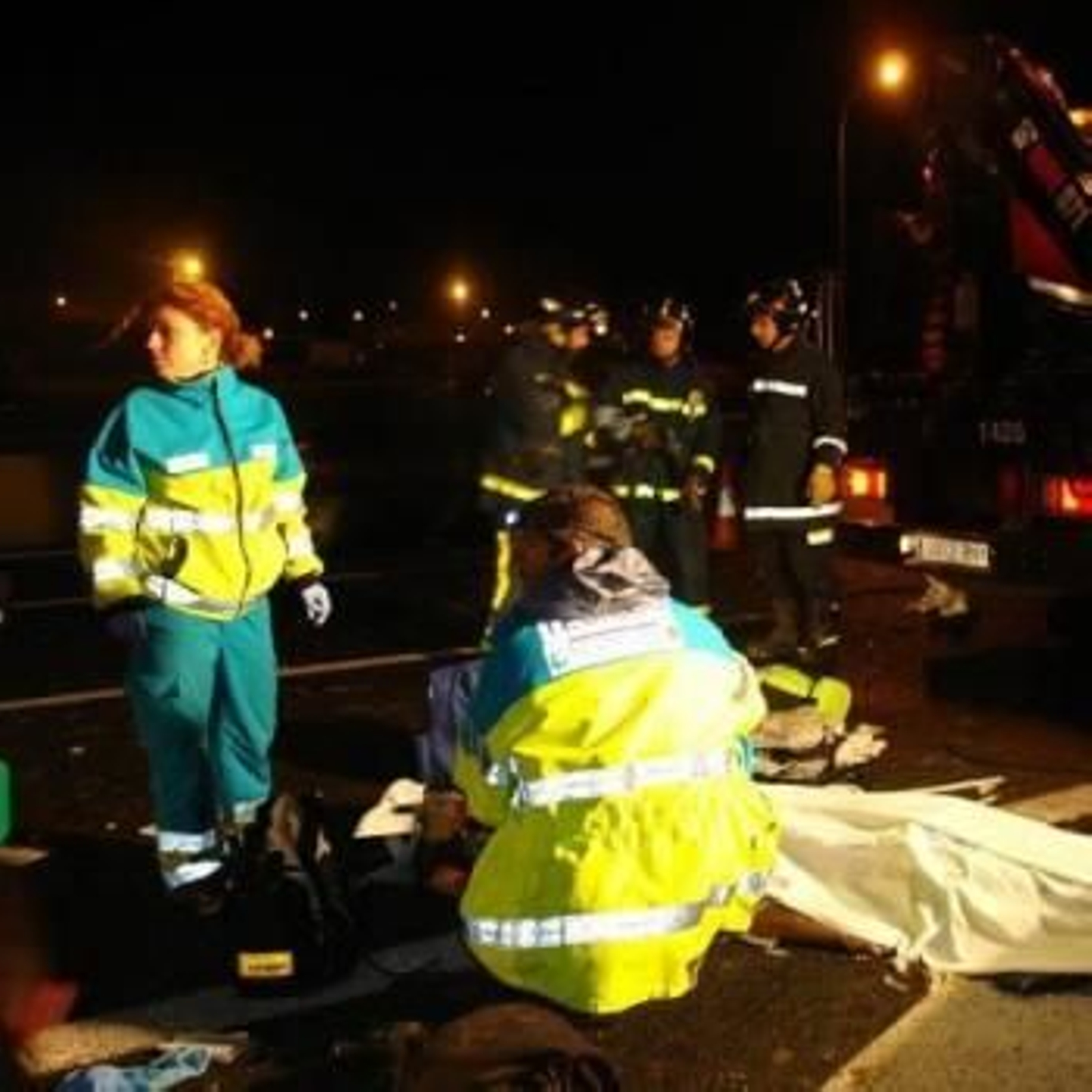 Dos sanitarias atienden a una víctima de un siniestro.