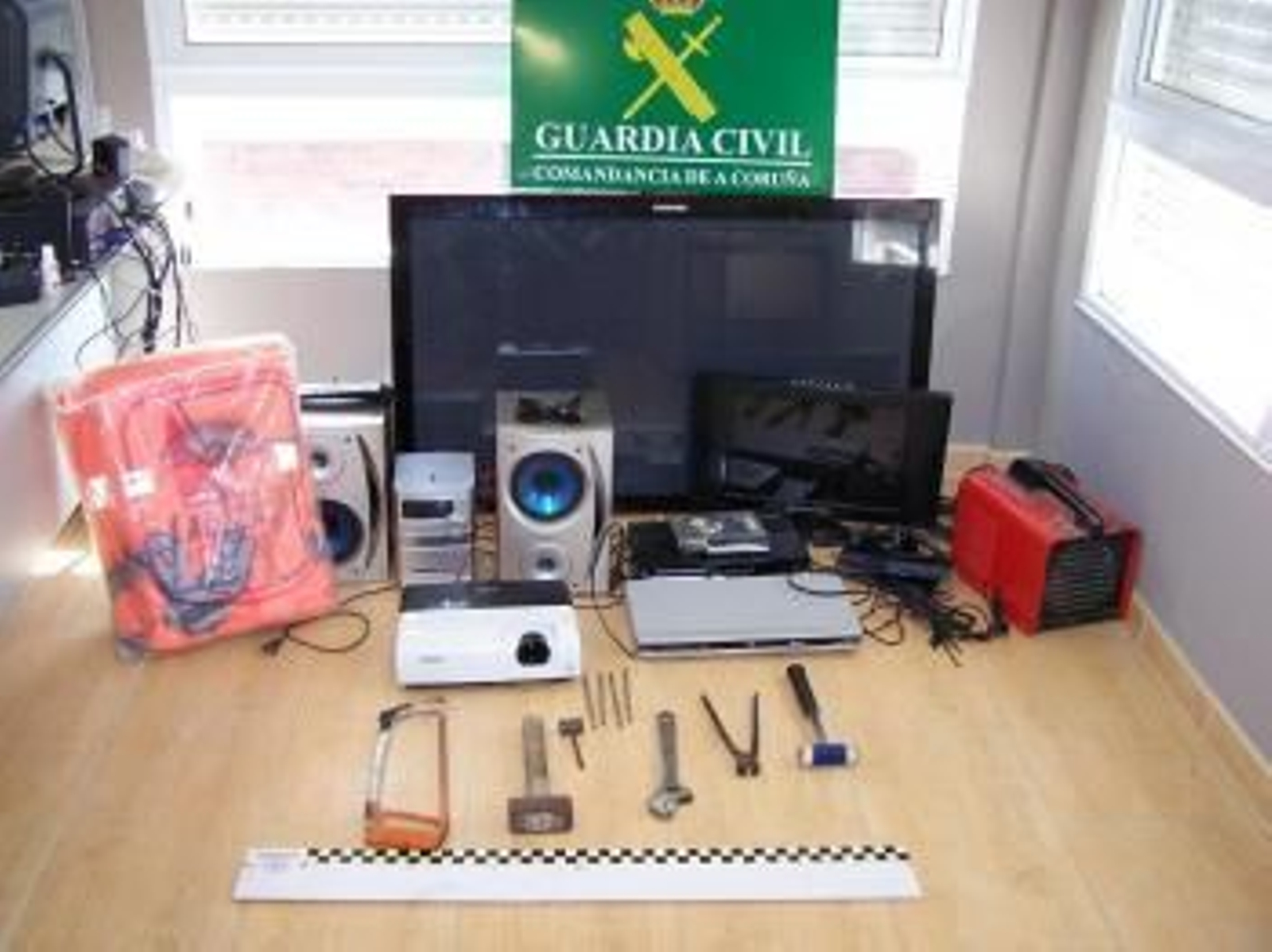 Efectos intervenidos de robos en Boiro