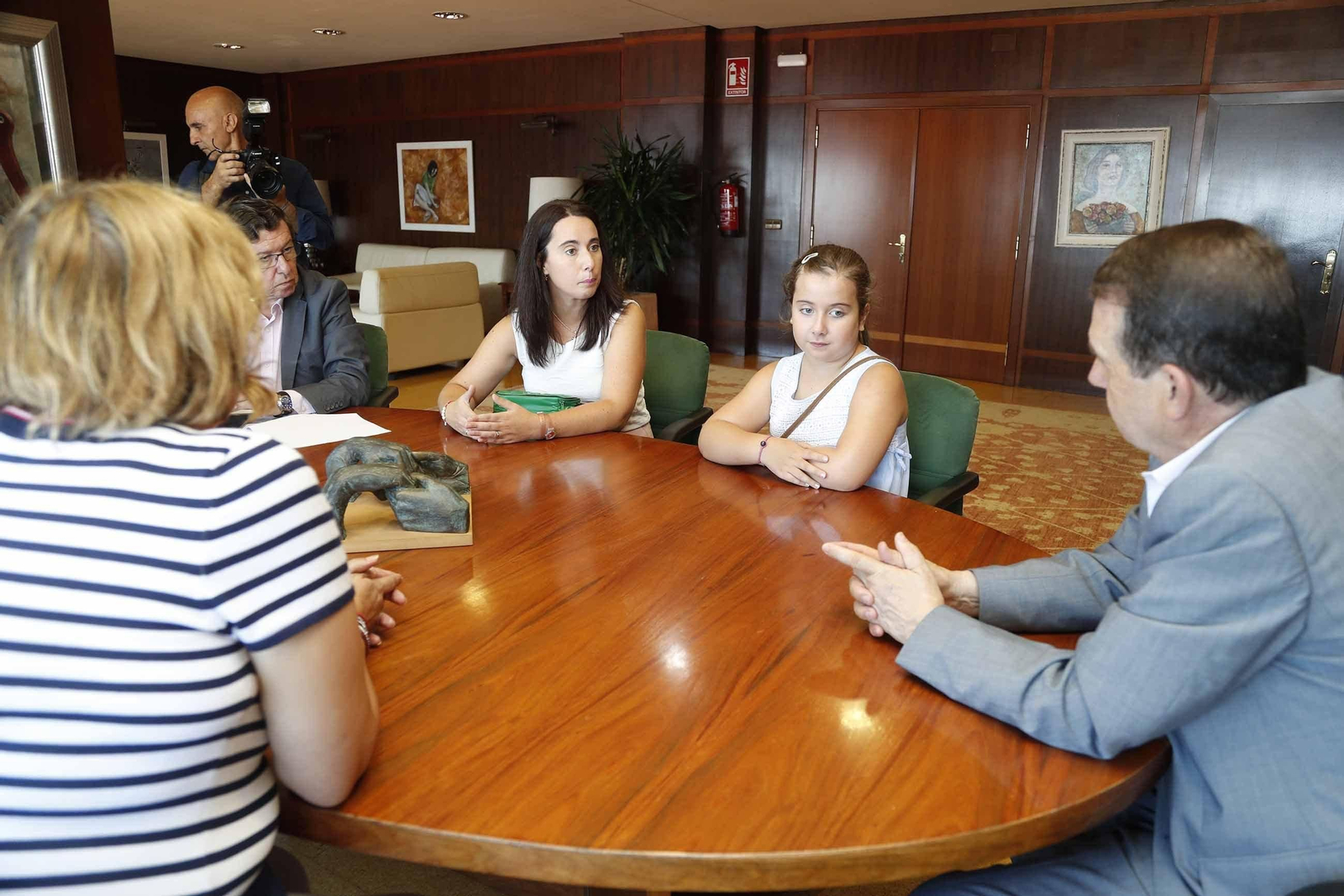 Xabela y su madre, ayer, se reunieron con el alcalde.