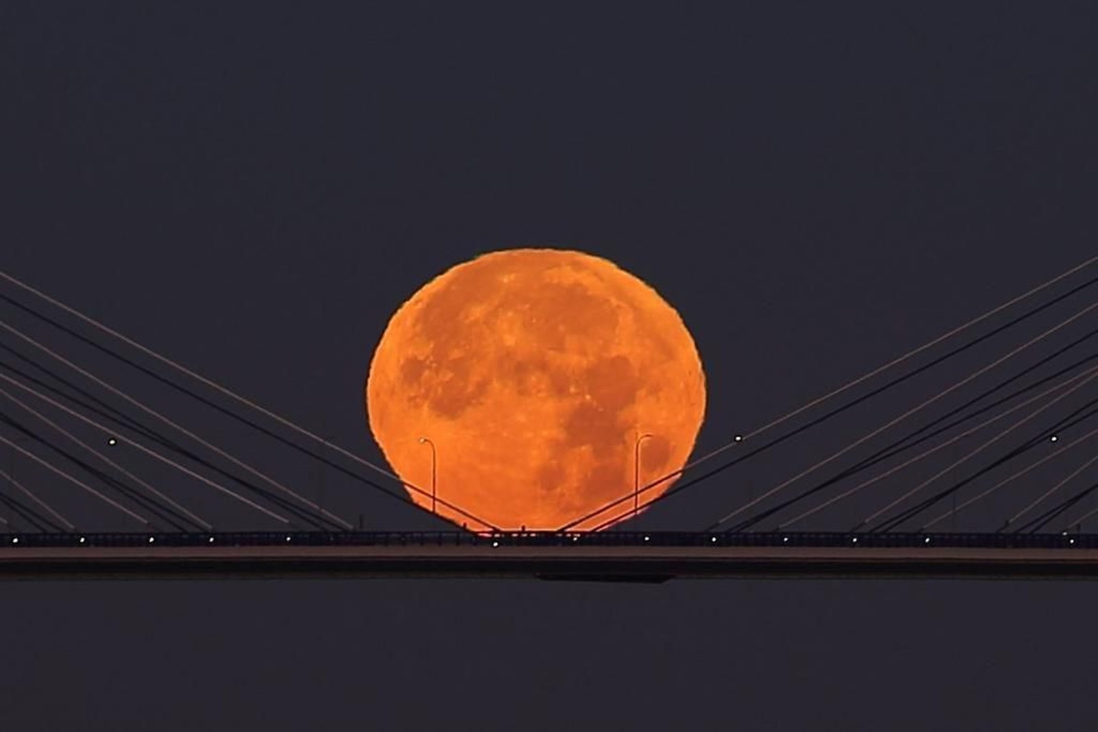 La luna llena ameriza sobre la ría de Vigo_ Alberte  2