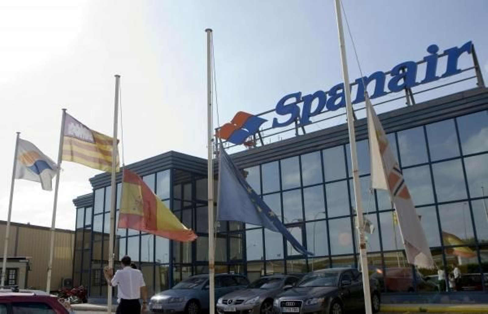 Banderas a media asta ante la sede del IFEMA, donde se encuentran los cuerpos de las víctimas. (Foto: M.Díez)