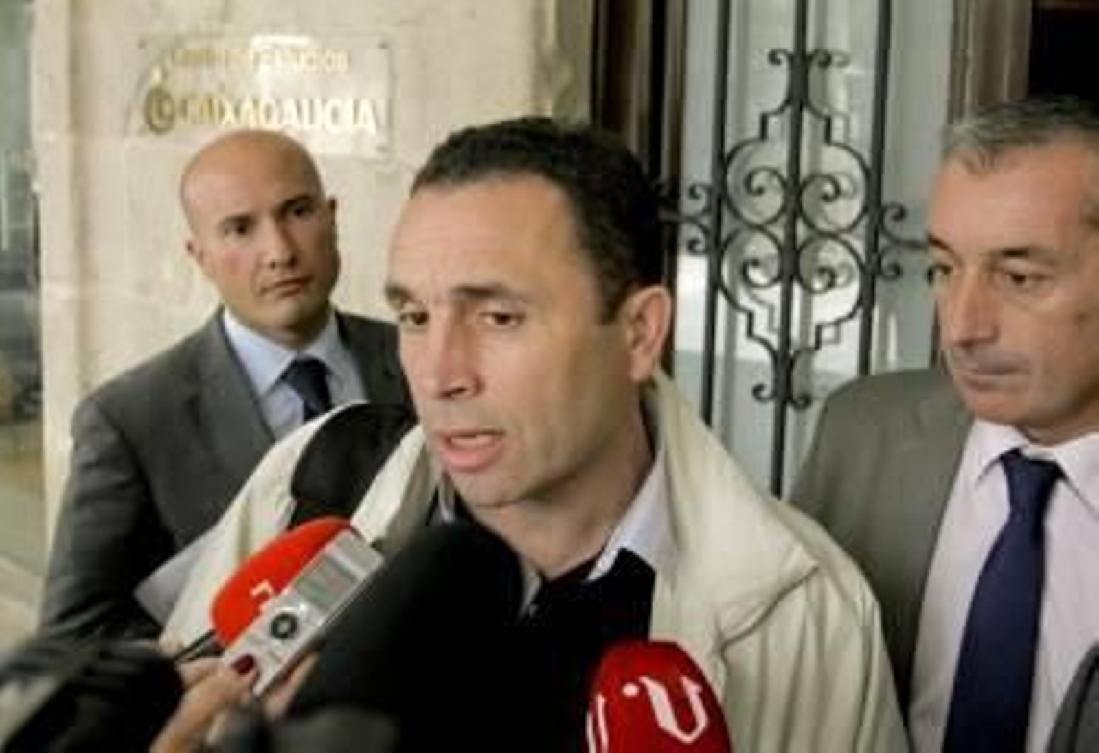 Luis Mariño, de Comisiones Obreras, valorando el encuentro mantenido ayer con la dirección de Novacaixagalicia en Santiago. (Foto: LAVANDEIRA)