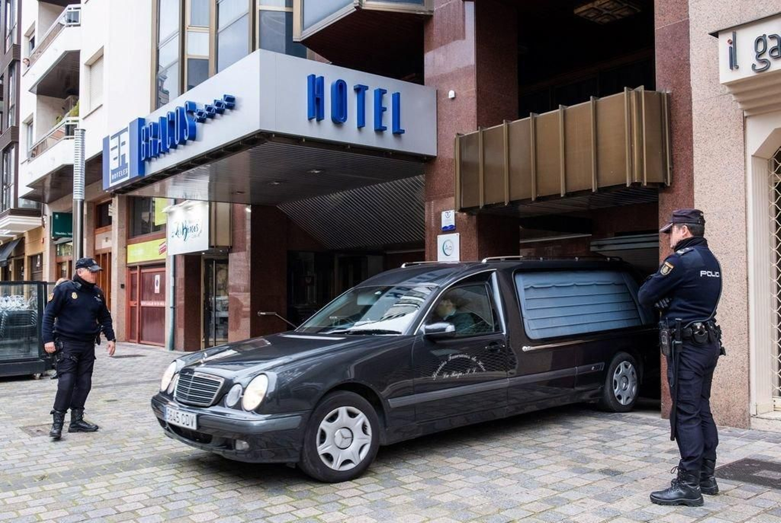 El furgón fúnebre sale del hotel con los restos mortales del menor.