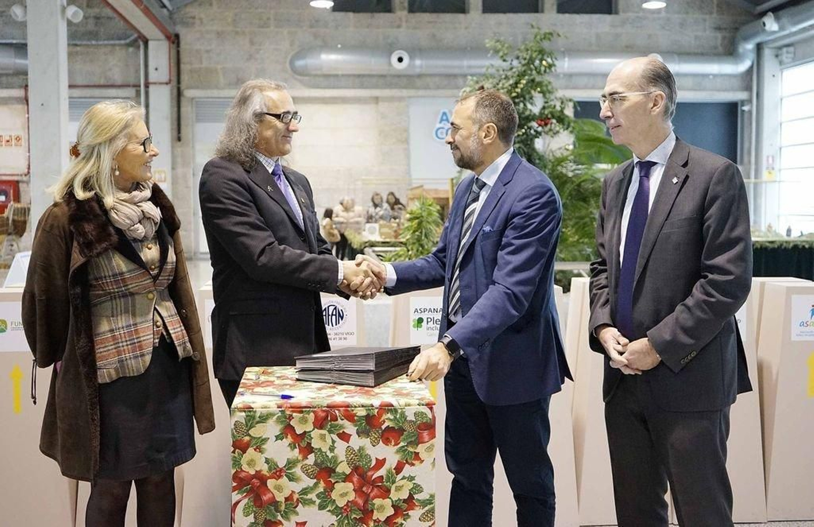 El conselleiro de Sanidade, Jesús Vázquez Almuina, (derecha), ayer en Vigo.