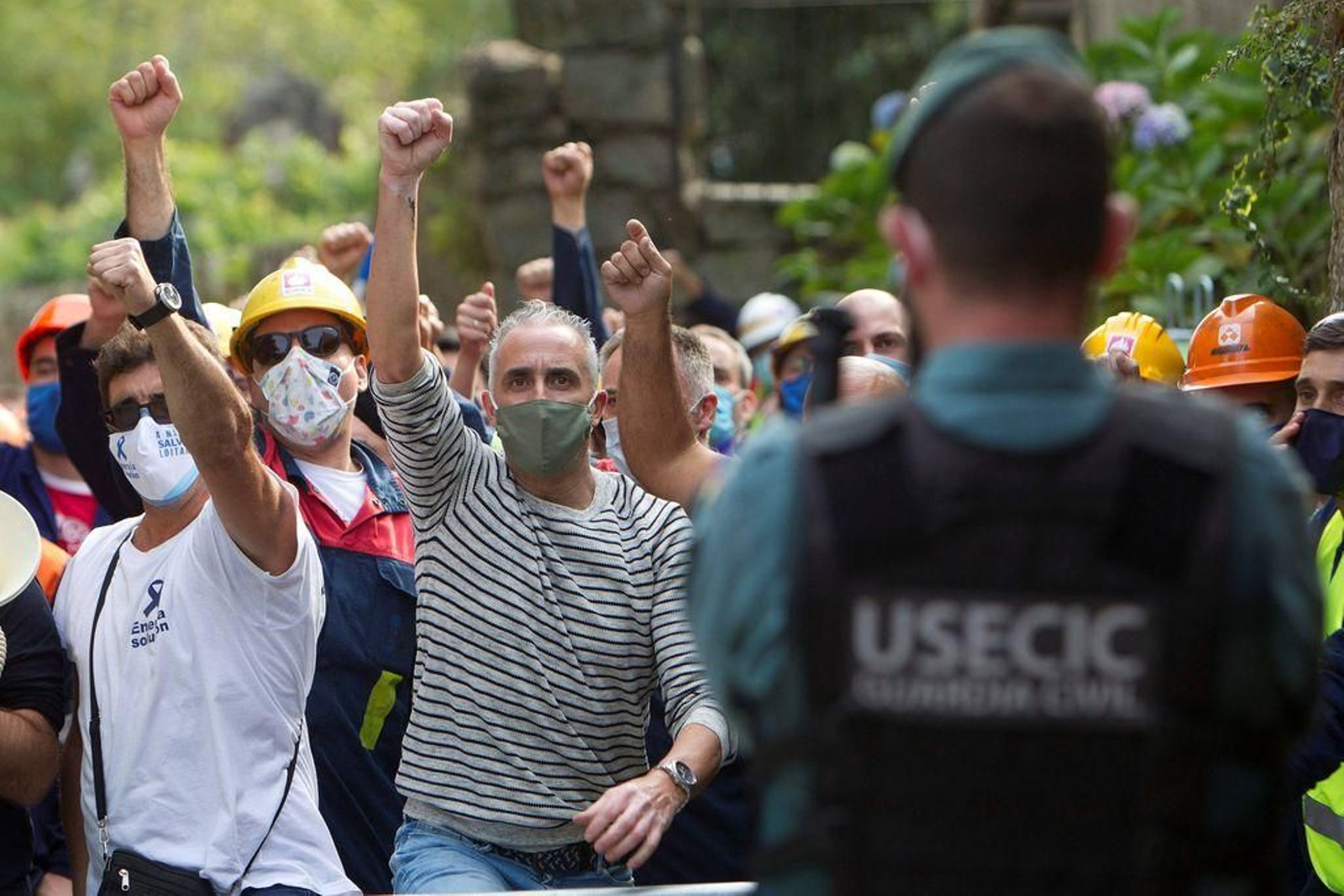 Los trabajadores de Alcoa lanzaron proclamas a las puertas del Pazo de Cea, en Nigrán.