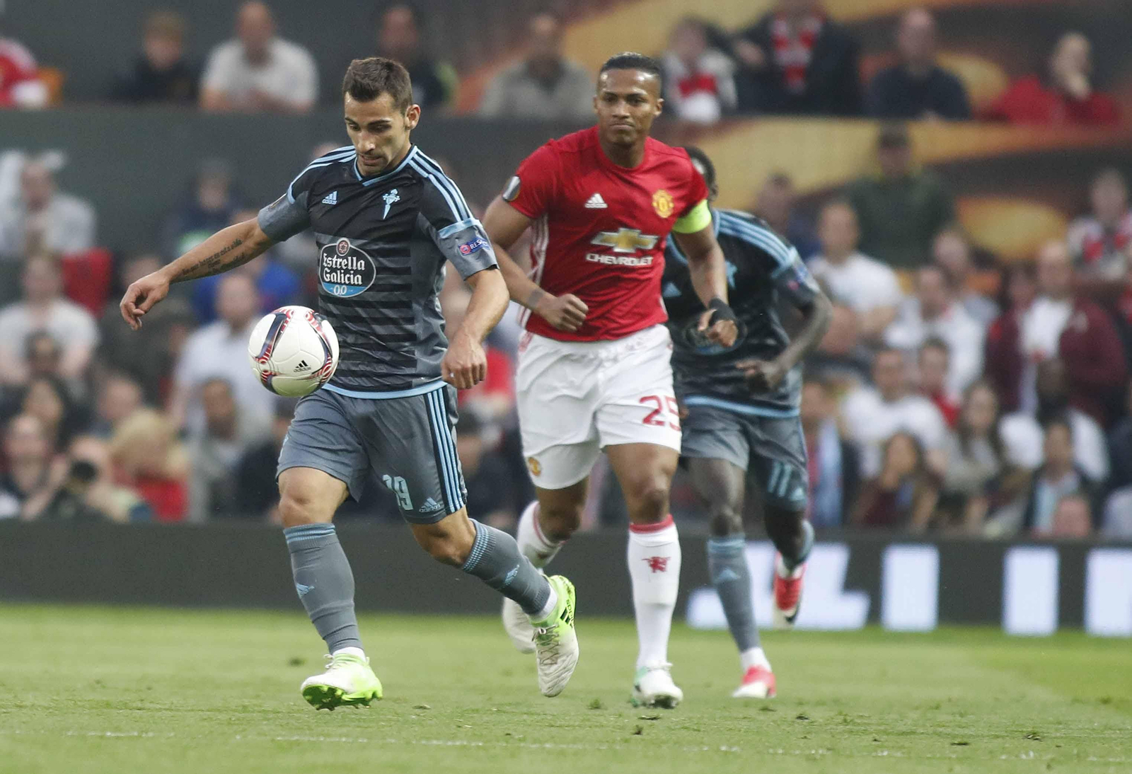 Las mejores imágenes del partido de vuelta entre Manchester United y Celta (1-1). // J.V. Landín