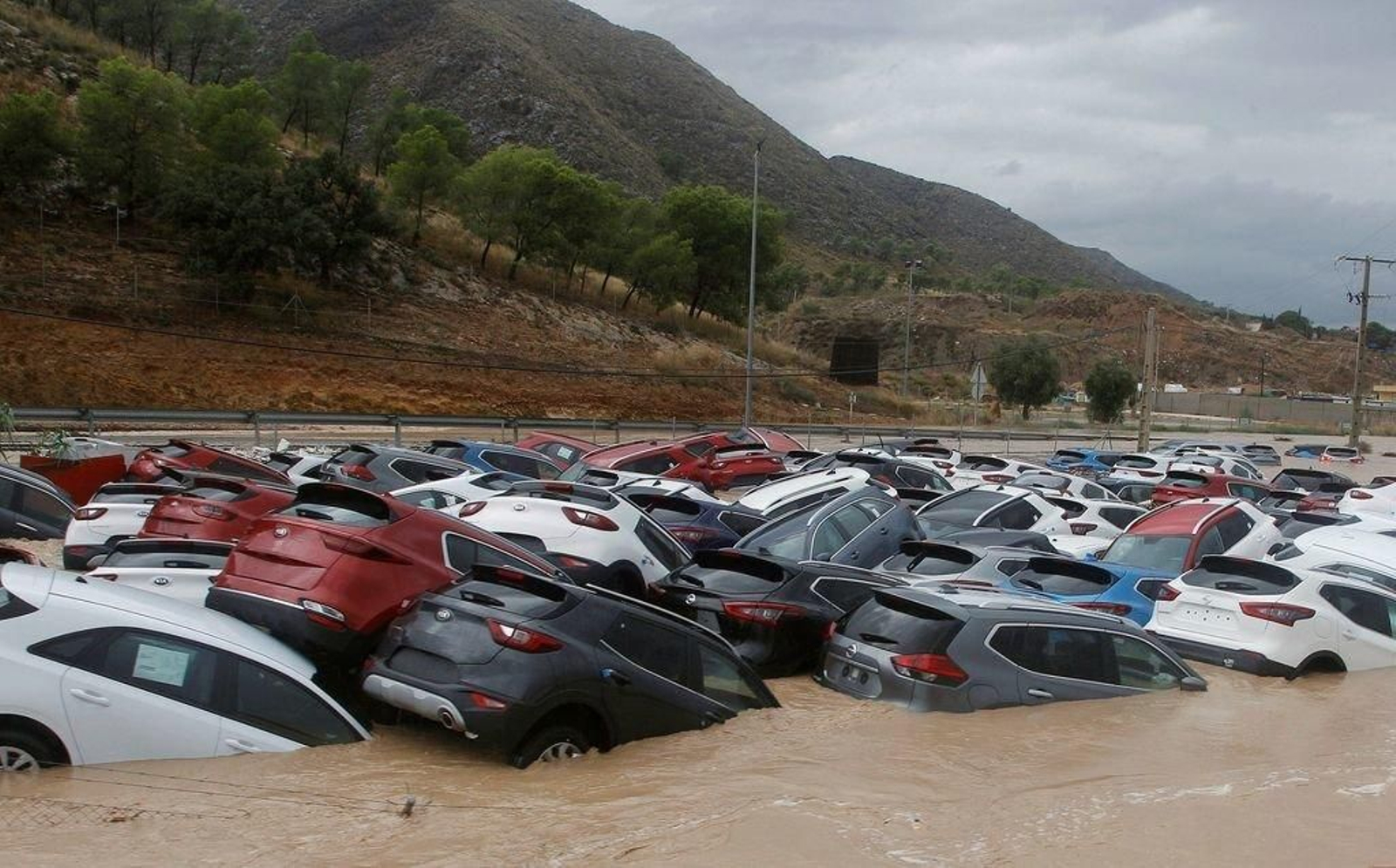 Cientos de coches inundados tras el paso de la Gota Fría en un depósito de vehiculos en Orihuela (Alicante).