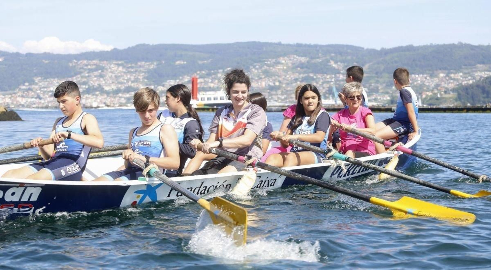 Judith Rodríguez, en el centro de la embarcación, rema en la embarcación de Tirán Pereira.