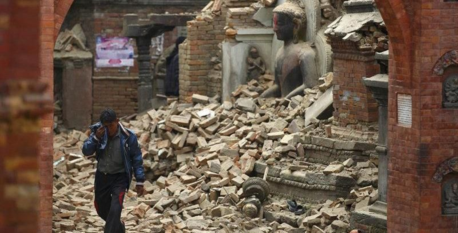 Un hombre llora entre los destrozos causados por el terremoto