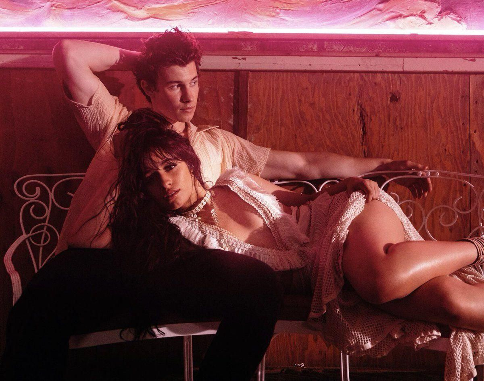 Los artistas Shawn Mendes y Camila Cabello.