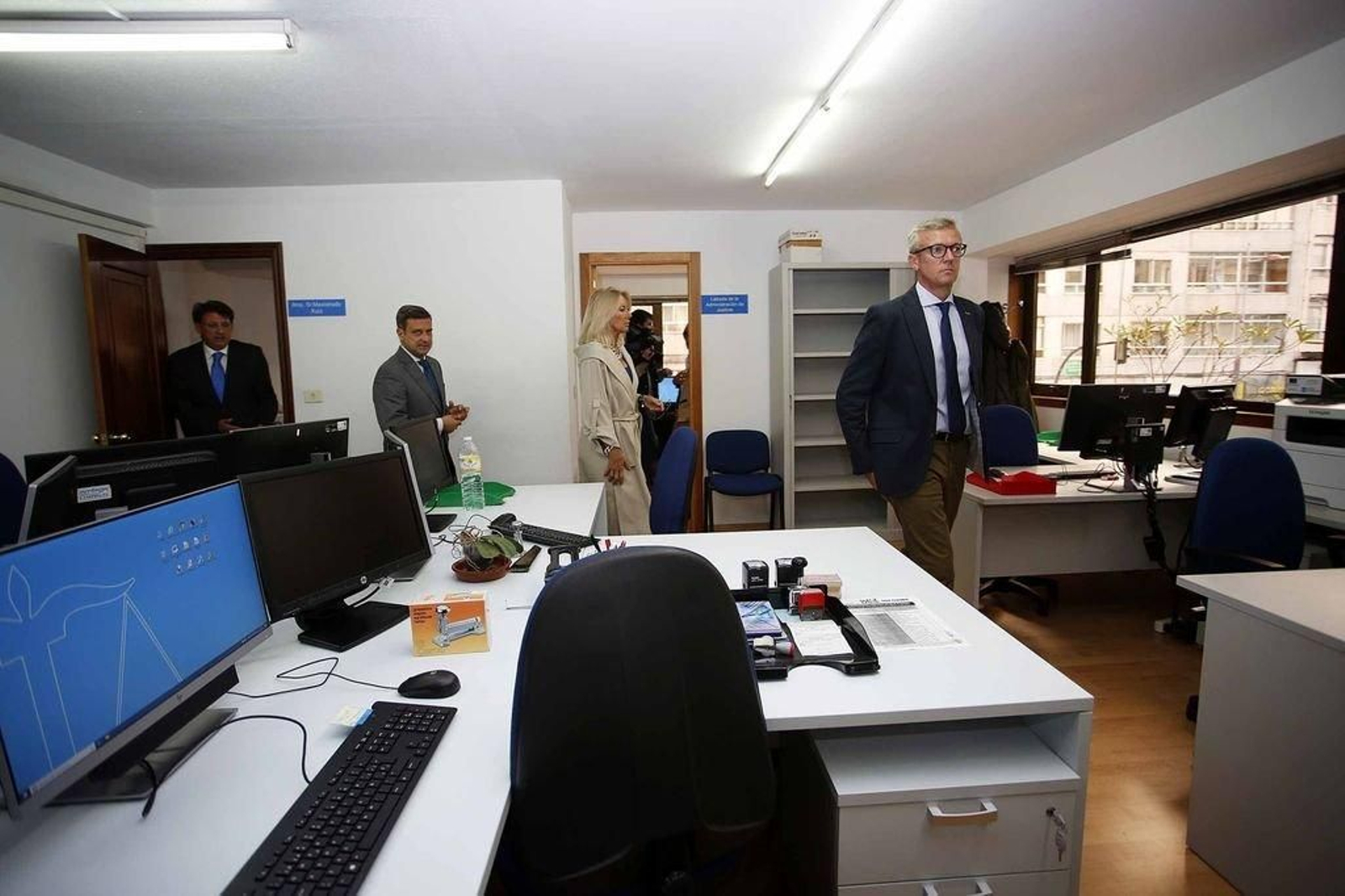 El director xeral, juez decano, delegada de la Xunta y conselleiro de Xustiza, ayer en el juzgado.
