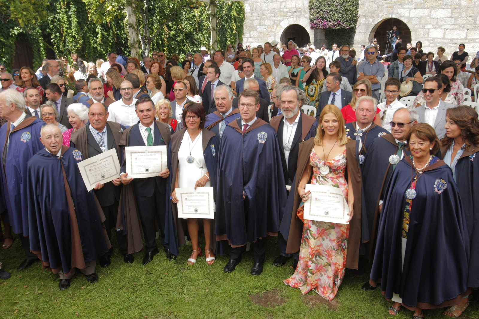 Núñez Feijóo posa junto a los recién nombrados "damas" y "cabaleiros" del Albariño.