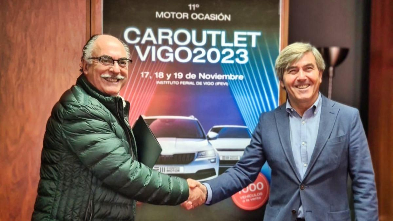 Arsenio Prieto (Ifevi), ayer con José Enrique Elvira, organizador de eventos del motor en Vigo.