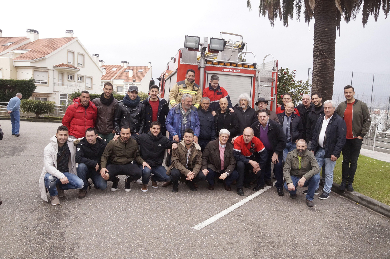Bomberos de  varias promociones, algunos ya jubilados,