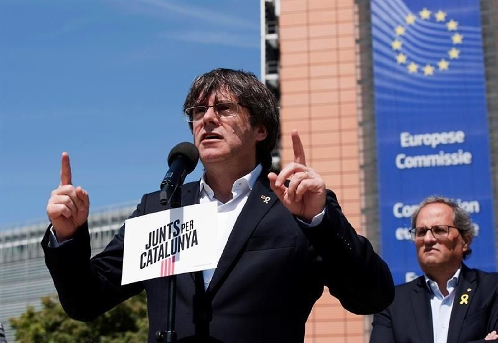 El expresidente catalán y candidato al Parlamento Europeo por JxCat, Carles Puigdemont, junto al presidente catalán Quim Torra
