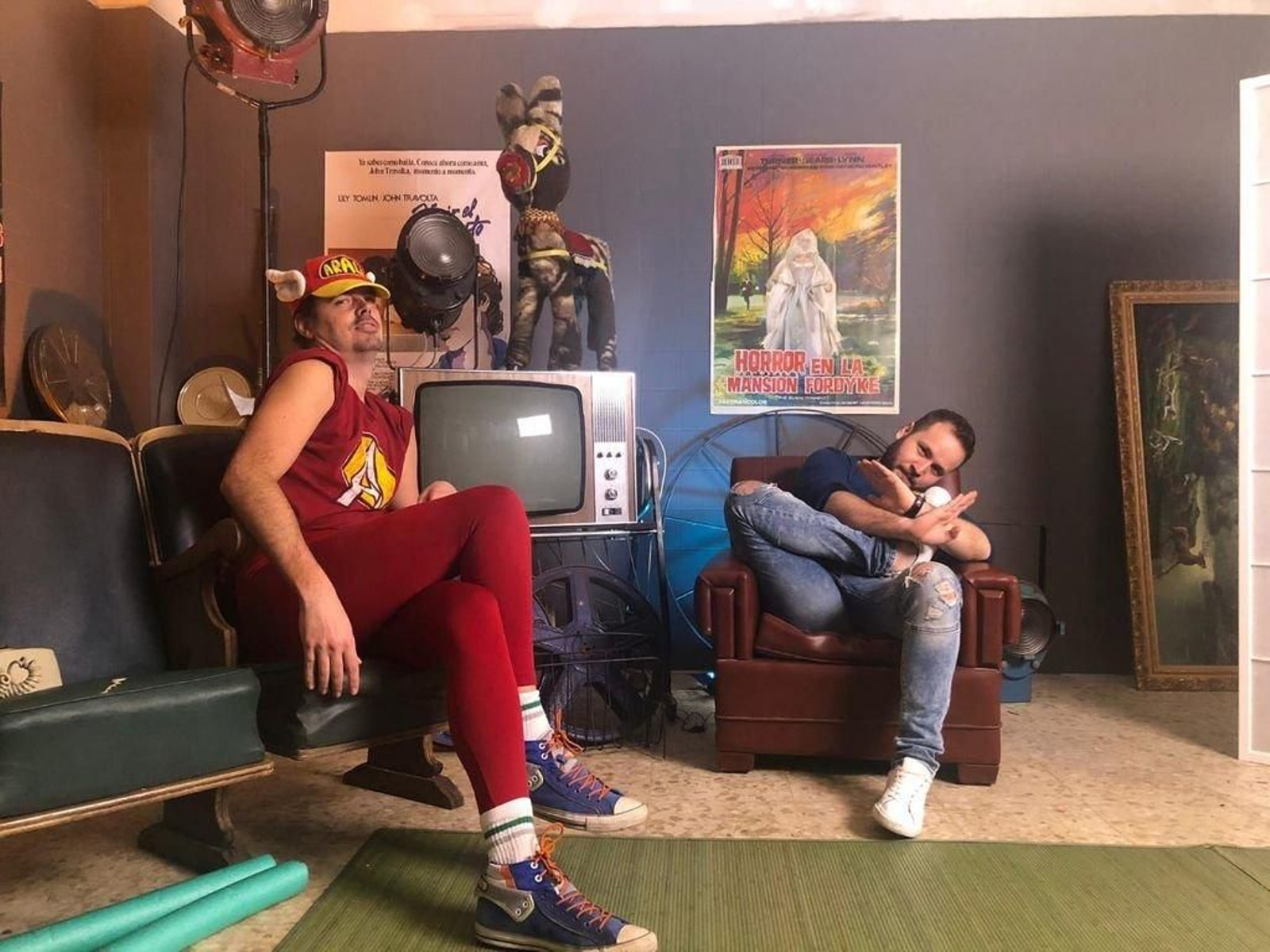 Omar Caride (Mr. Beat), a la derecha, junto a Alex en una de las emisiones de “Otra Burrada”.