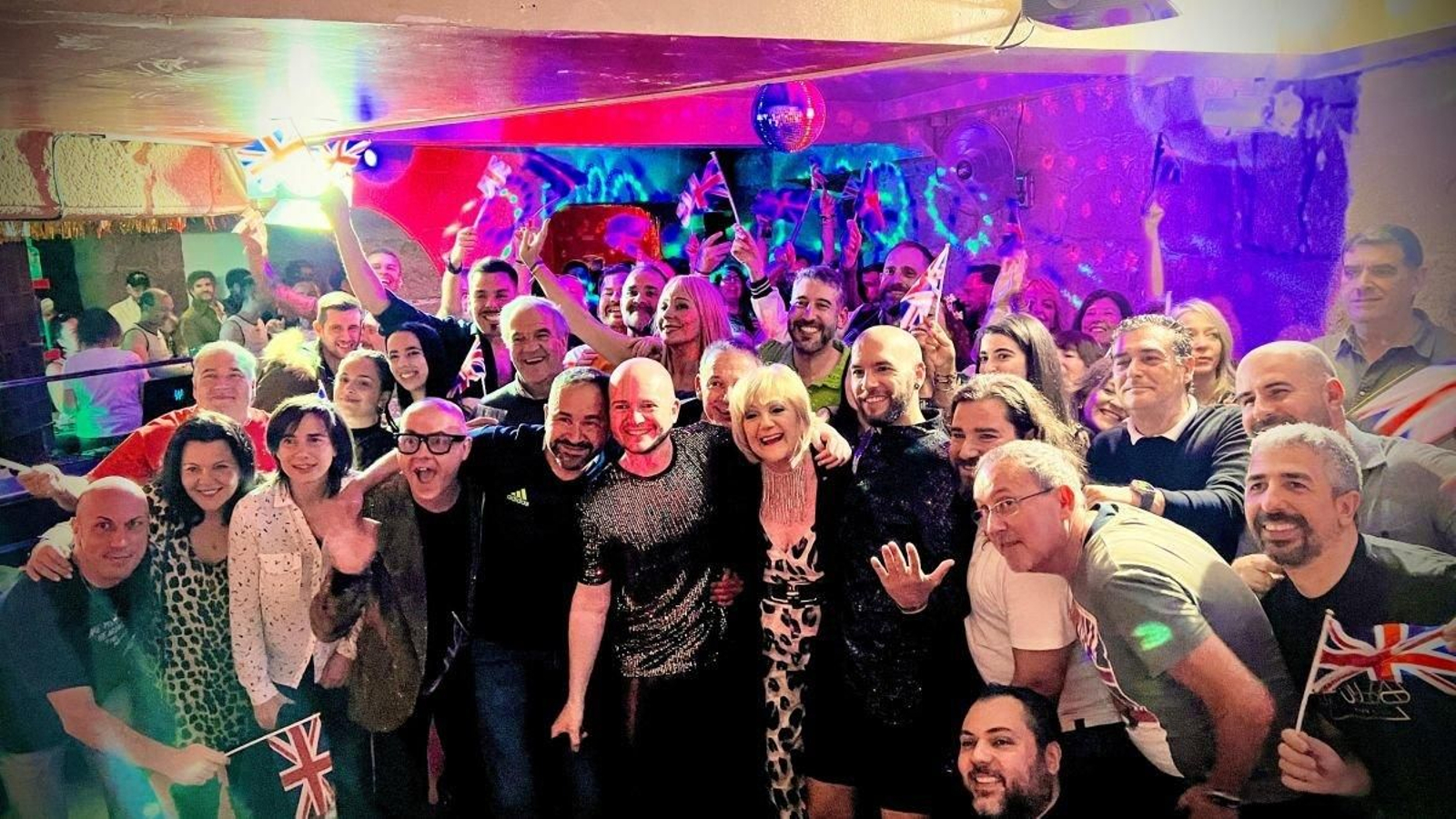 La cantante Nicki French, auténtica reina de la fiesta ayer en una fiesta con mucho tinte británico.