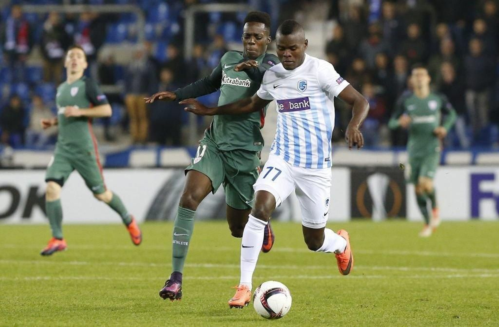 Iñaki Williams persigue a Samatta en el partido de ayer.