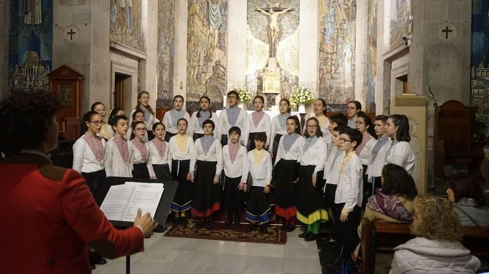 Actuación de las corales en la Concatedral, ayer por la tarde.