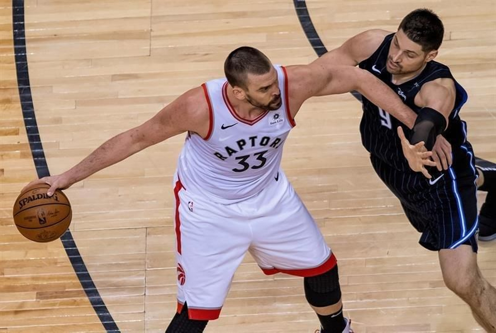 El jugador Marc Gasol (i) de Toronto Raptors