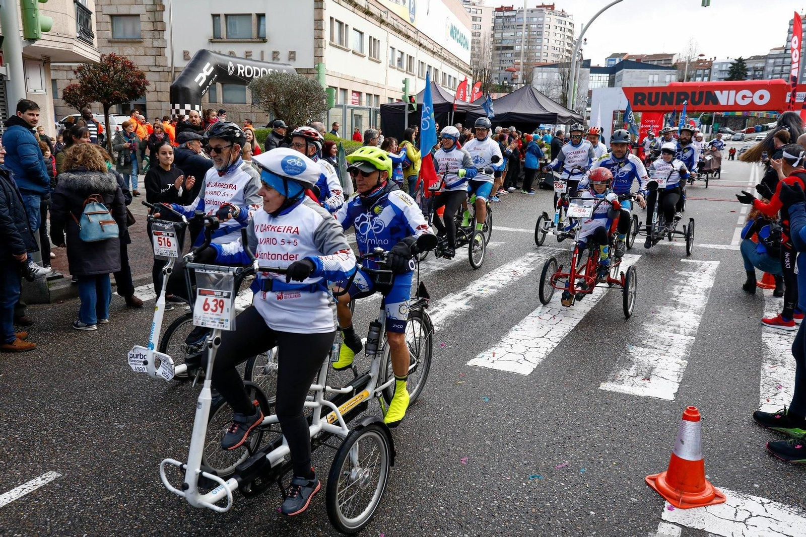 Salida de los participantes de Discamino en la carrera Calvario 5+5
